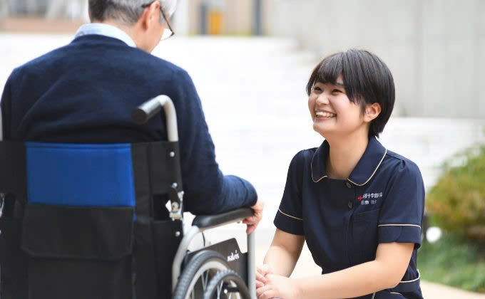 Học viên điều dưỡng thực hành chăm sóc người bệnh