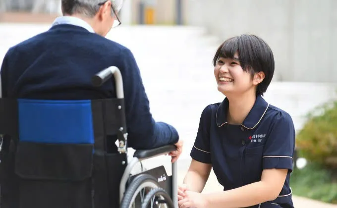 Học viên điều dưỡng thực hành chăm sóc người bệnh