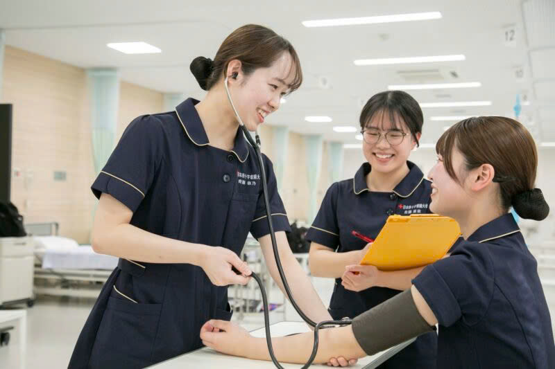 Học viên thực hành kỹ năng điều dưỡng lâm sàng