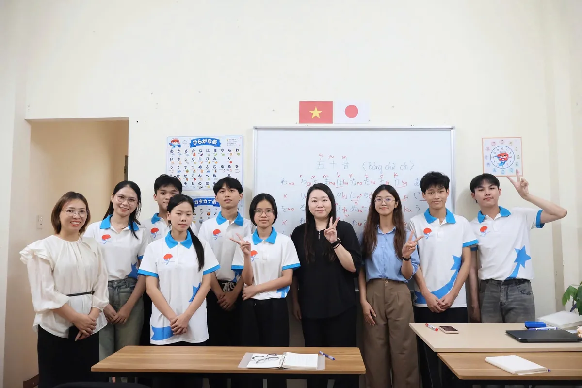 Giáo viên hướng dẫn lộ trình tiếng Nhật